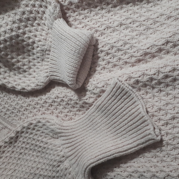 Dusty pink, v-neck pullover knit sweater. Long slv with turnback cuff. - Picture 4 of 4